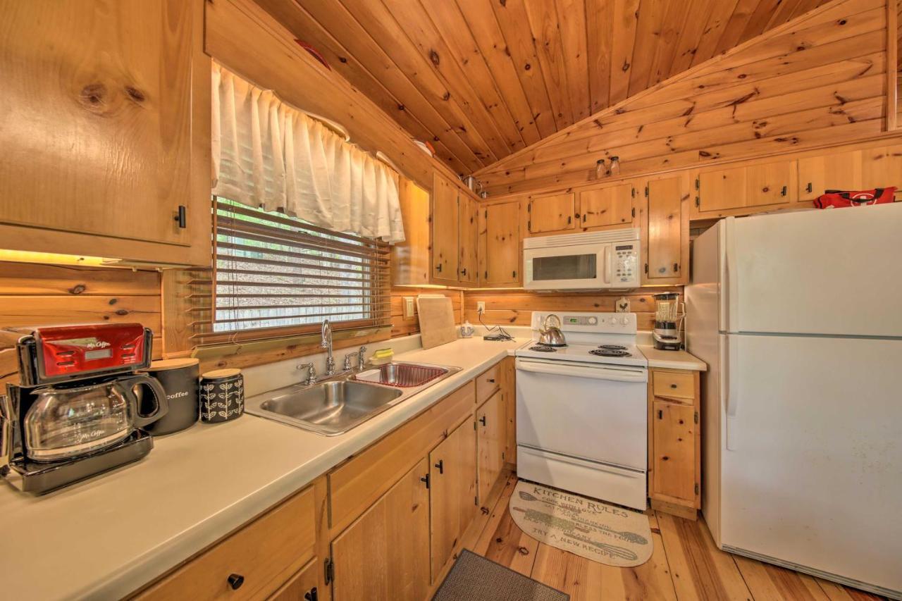 Peaceful Blue Ridge Cabin With Decks And Fire Pit Exteriör bild