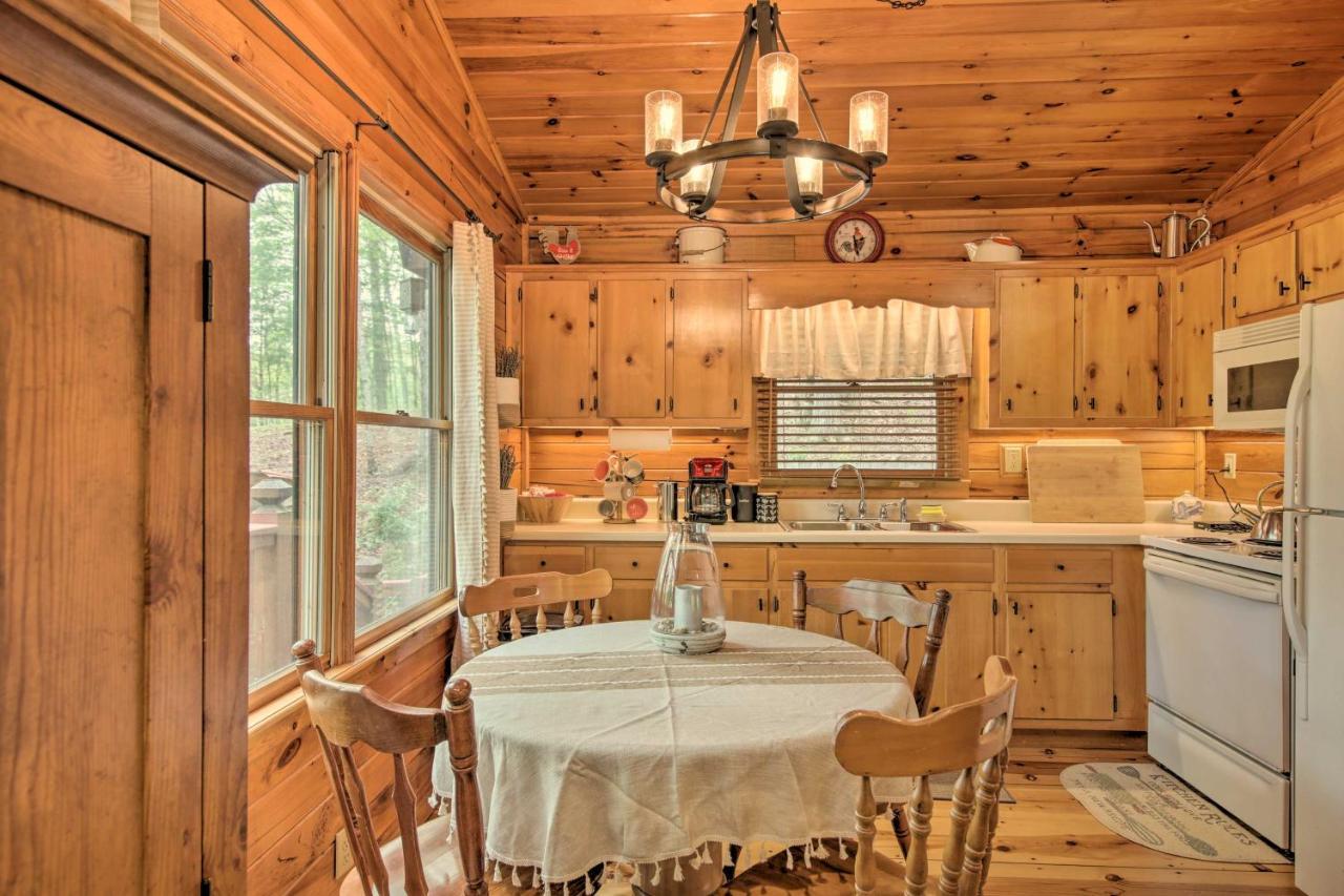 Peaceful Blue Ridge Cabin With Decks And Fire Pit Exteriör bild