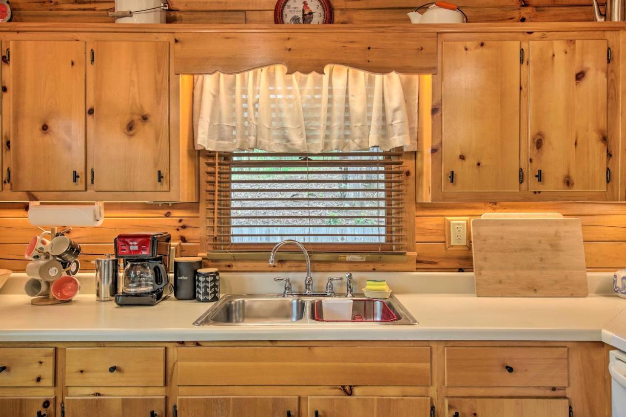 Peaceful Blue Ridge Cabin With Decks And Fire Pit Exteriör bild
