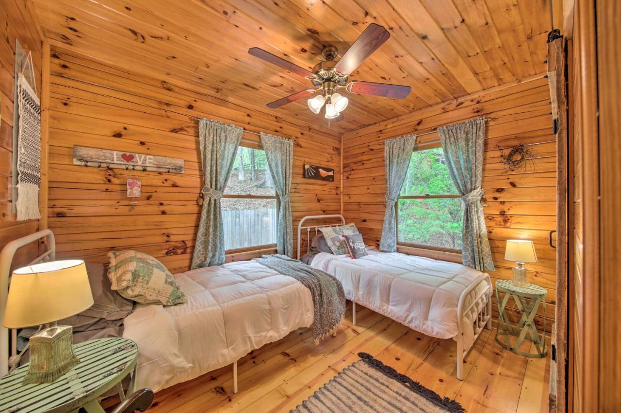 Peaceful Blue Ridge Cabin With Decks And Fire Pit Exteriör bild